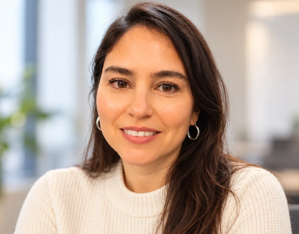 Solange Garay Aravena sonriendo, con sweater blanco